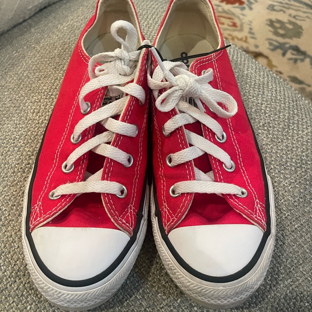 🚨SOLD🚨 Converse Red EUC low top